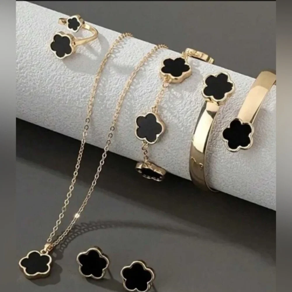 ✨NEW✨ Elegant Black and Gold Flower Clover 6 piece Jewelry Set